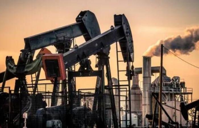 توتر الإمدادات مع حرب إيران تبقي النفط فوق 100 دولار