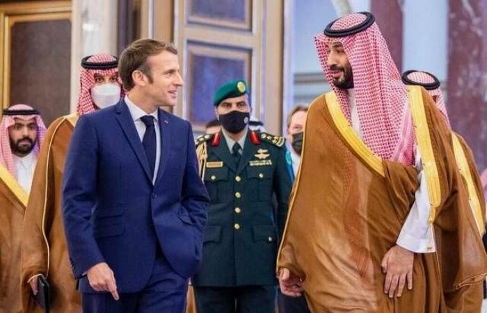 ولي العهد يتلقى اتصالاً من ماكرون لمناقشة التصعيد العسكري في المنطقة