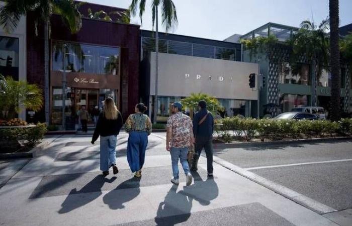 تراجع ثقة المستهلك الأمريكي مع تصاعد مخاوف أزمة الوقود