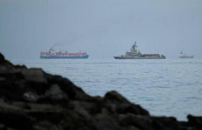 سفن تتحدى الألغام والصواريخ عبر مضيق هرمز طمعاً في الأرباح