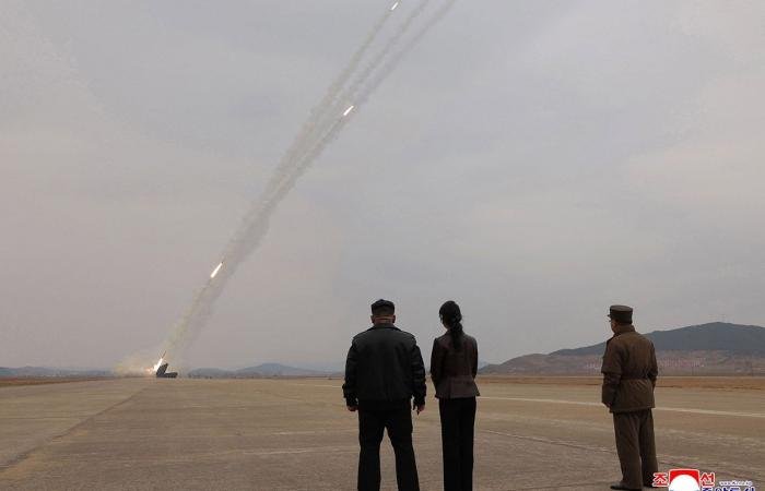 زعيم كوريا الشمالية يختبر أنظمة صواريخ استراتيجية برفقة ابنته | عيون الجزيرة