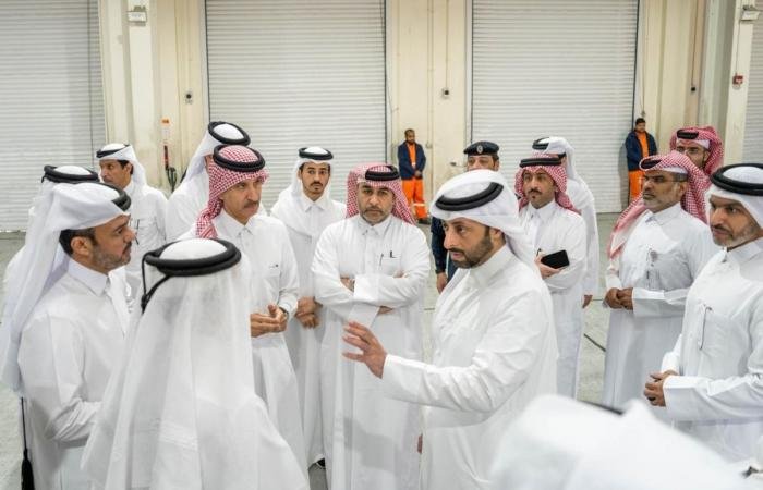 أخبار قطر | وزير البلدية يتفقد إدارة الجمارك البرية بمنفذ أبو سمرة لمتابعة تدقيق شحنات المواد الغذائية | عيون الجزيرة قطر