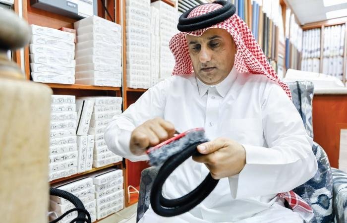 أخبار قطر | إقبال متزايد على تفصيل العقال استعداداً لعيد الفطر | عيون الجزيرة قطر