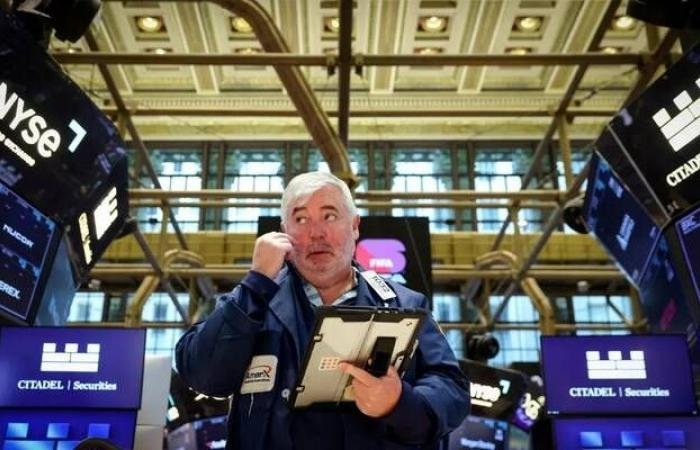 ارتفاع عقود "وول ستريت" الآجلة بسبب الذكاء الاصطناعي