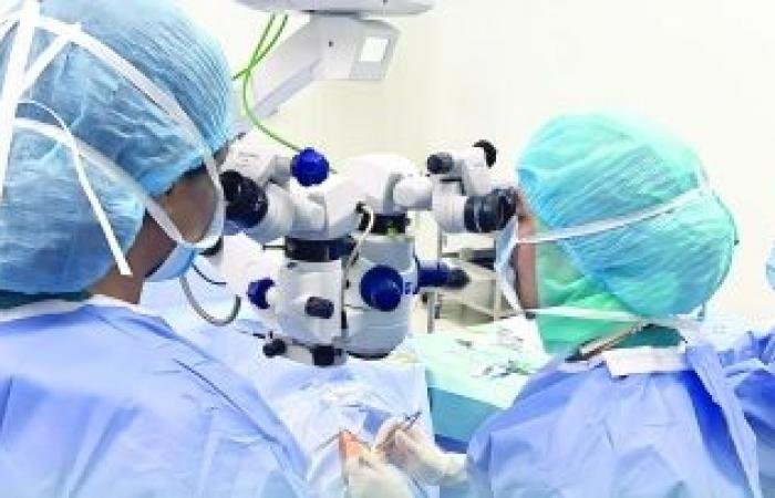 أخبار سلطنة عمان | تقنية جديدة لزراعة دعامة دقيقة داخل العين بمستشفى جامعة السلطان قابوس | عيون الجزيرة الاخبارية عمان
