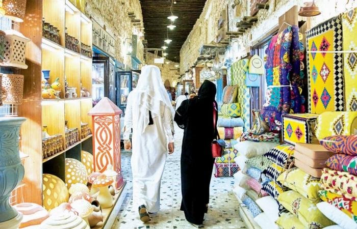 أخبار قطر | مواطنون ومقيمون لـ "الشرق": استعدادات عيد الفطر تنعش الأسواق في ظل أجواء من الطمأنينة | عيون الجزيرة قطر