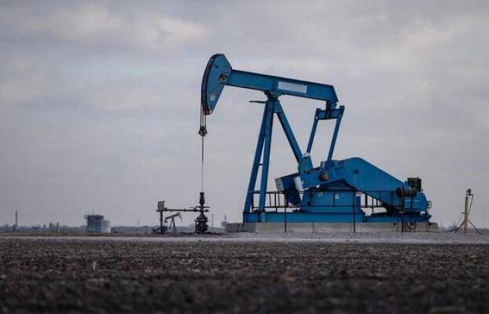 أسعار النفط تقفز 3% وسط تجدد المخاوف بشأن الإمدادات