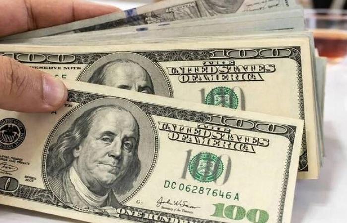 الدولار يرتفع مدفوعاً بزيادة الطلب على أصول الملاذ الآمن