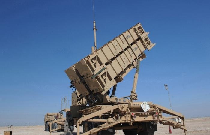 الإمارات: الدفاعات الجوية تعاملت مع 10 صواريخ باليستية و 45 مسيرة | عيون الجزيرة