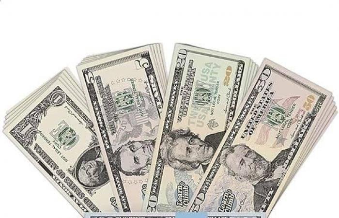 الدولار ينخفض وسط بوادر على تجدد شهية المخاطرة مع تراجع النفط