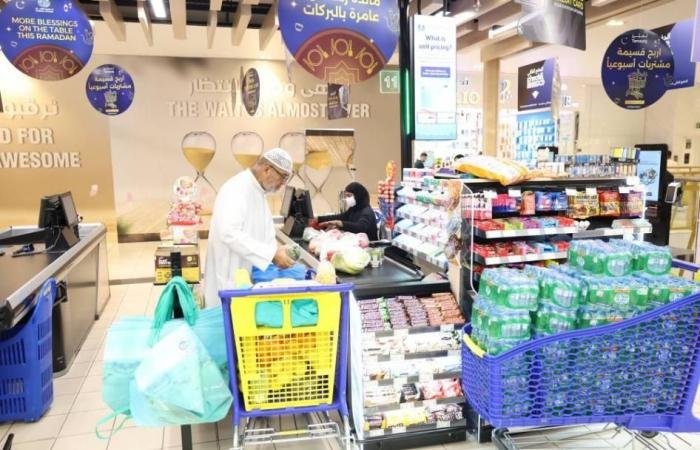 الامارات الان | مستهلكون يستعدون للعيد في تسوّق الفواكه ومنتجات الضيافة | عيون الجزيرة الامارات