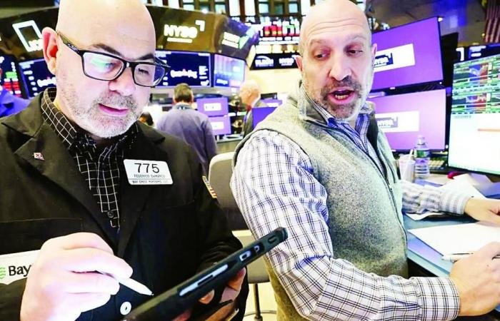 «بيانات التضخم» تهبط بالأسهم الأمريكية