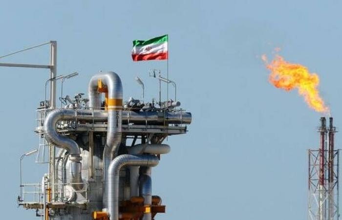 أمريكا تدرس رفع بعض العقوبات عن النفط الإيراني