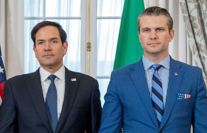 رصد مسيّرات فوق قاعدة عسكرية أميركية يقيم بها وزيرا الخارجية والحرب | عيون الجزيرة