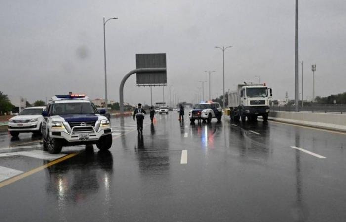 الامارات الان | شرطة أبوظبي تناشد السائقين الالتزام بإرشادات السلامة أثناء الأمطار والتقلبات الجوية | عيون الجزيرة الامارات