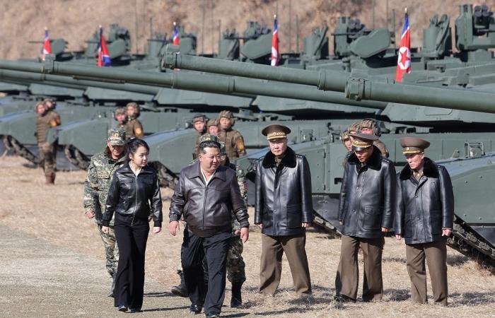 زعيم كوريا الشمالية يشرف على مناورة عسكرية شملت استخدام دبابة جديدة | عيون الجزيرة