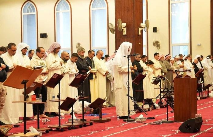 أخبار الكويت | جموع غفيرة أدت صلاة عيد الفطر بمساجد الكويت وسط أجواء مفعمة بالإيمان | عيون الجزيرة الكويت