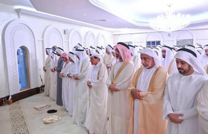 الامارات الان | حاكم عجمان يؤدي صلاة عيد الفطر في مسجد قصر الزاهر | عيون الجزيرة الامارات