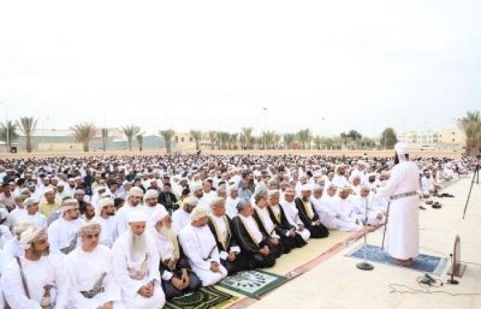 أخبار سلطنة عمان | محافظ البريمي يؤدي صلاة عيد الفطر المبارك | عيون الجزيرة الاخبارية عمان