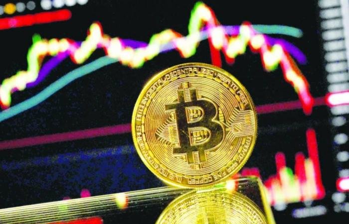 «البيتكوين» تحوم حول 70 ألف دولار