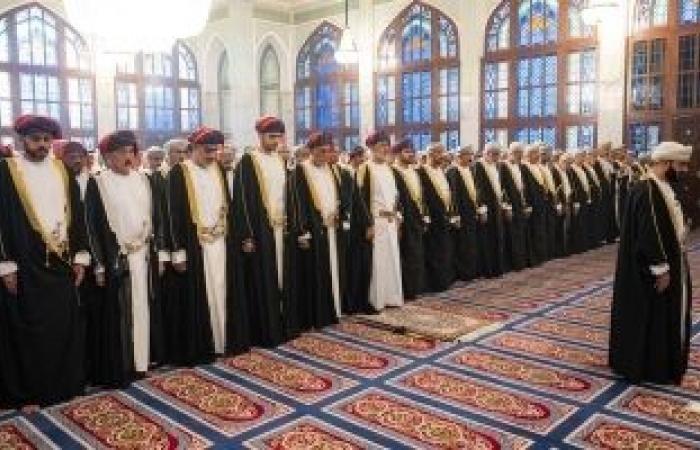 أخبار سلطنة عمان | جلالةُ السُّلطان المُعظّم يؤدّي صلاة عيد الفطر السّعيد | عيون الجزيرة الاخبارية عمان