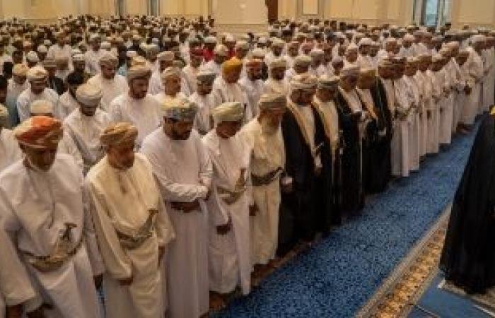 أخبار سلطنة عمان | محافظ جنوب الشرقية يؤدي صلاة عيد الفطر المبارك | عيون الجزيرة الاخبارية عمان