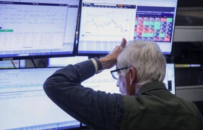 «وول ستريت» تحت الضغط مع صعود العوائد وتجدد مخاوف الفائدة