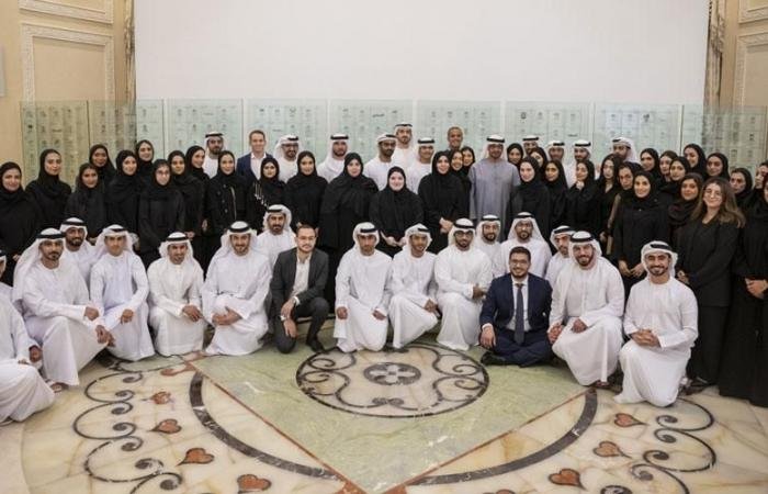 الامارات الان | مواطنون ومقيمون: معايدة رئيس الدولة لفتة إنسانية لقائد قريب من شعبه | عيون الجزيرة الامارات