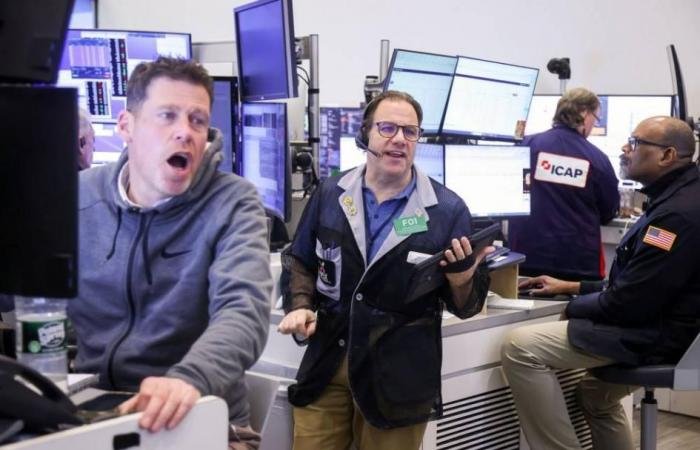 «وول ستريت».. بين صدمة النفط وضبابية «الفيدرالي»