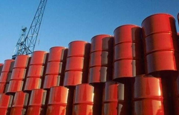 خبير: النفط قد يقفز إلى 200 دولار للبرميل حال استمرار إغلاق مضيق هرمز