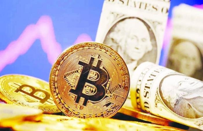 «البيتكوين» صامدة قرب 70 ألف دولار