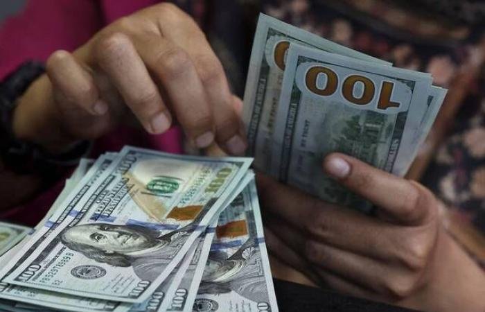 هبوط الدولار بعد إعلان ترامب إجراء محادثات مثمرة مع إيران