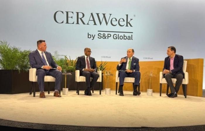 مسؤولون في قطاع النفط يحذرون من تداعيات طويلة الأمد للحرب على إيران