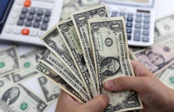 الدولار يتعافى من أدنى مستوى في أسبوعين