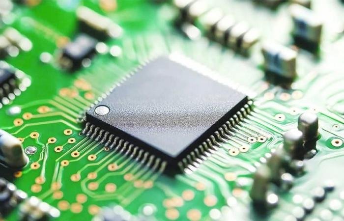 الحرب تعطل «شرايين التكنولوجيا».. و10% تراجع شحن الرقائق