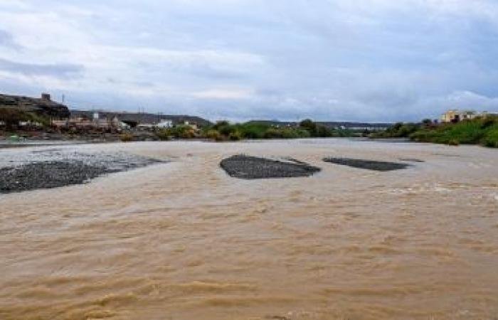 أخبار سلطنة عمان | هطول أمطار غزيرة مصحوبة بالرياح علي مختلف قرى ولاية السيب | عيون الجزيرة الاخبارية عمان