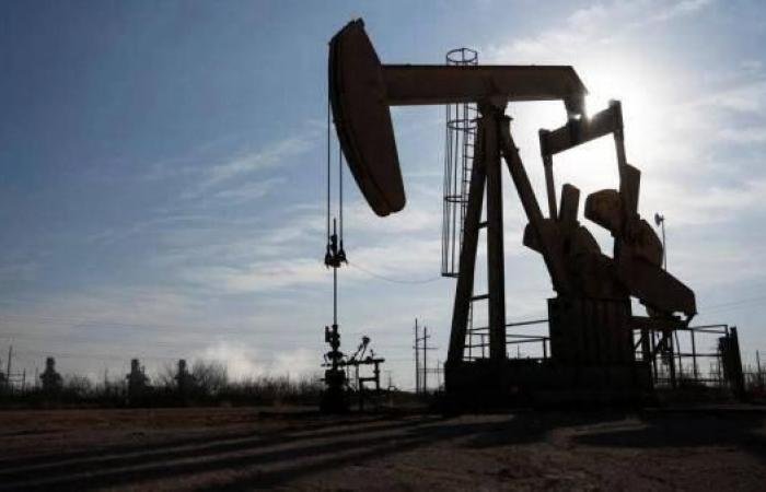 النفط يتراجع مترقباً تخفيف التوترات مع إيران