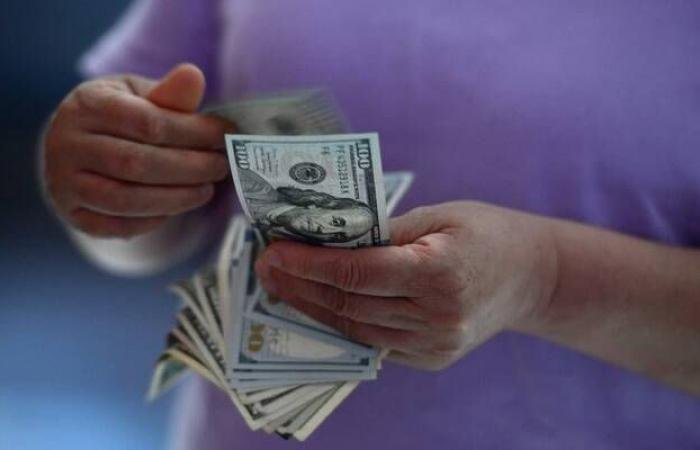 الدولار يرتفع مع تلاشي توقعات انتهاء حرب إيران سريعًا