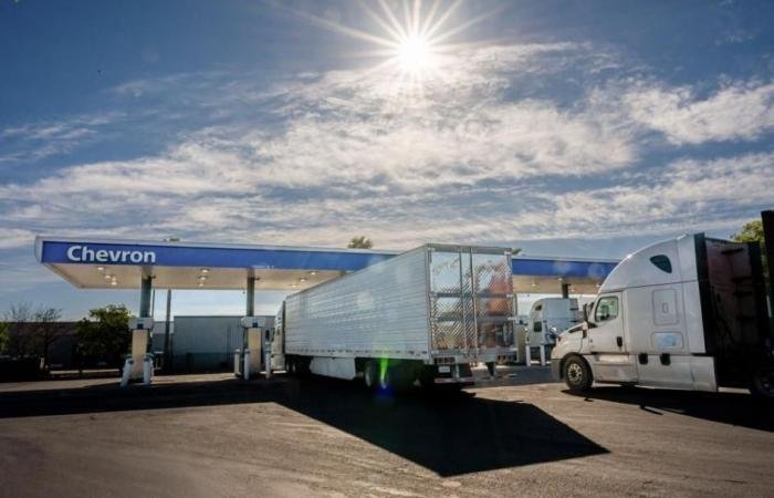 الحكومة الأميركية ترفع قيوداً عن بيع وقود E15 غير الصحي في المحطات