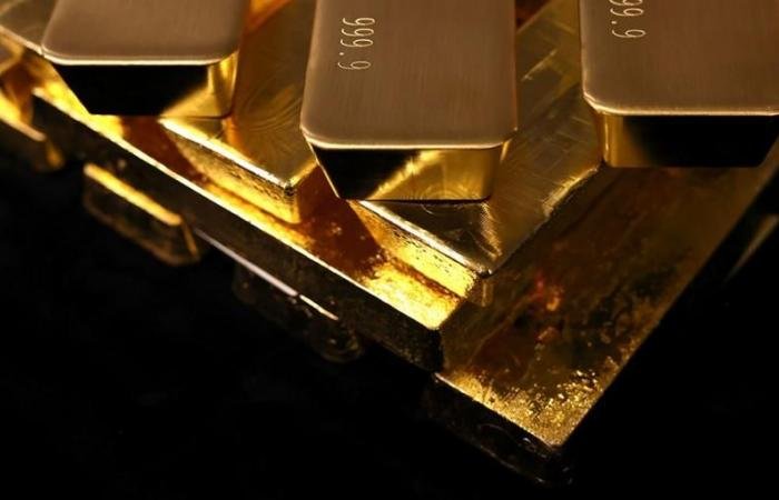 الذهب يواصل التقلّب في ختام أسبوع رابع من الخسائر