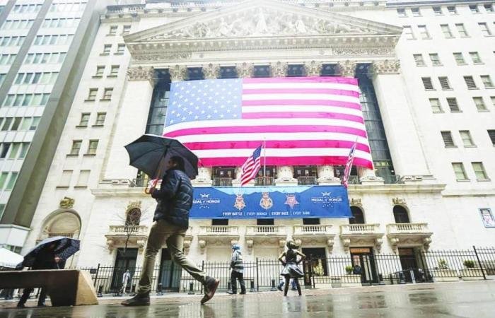 الأسهم العالمية تترنّح.. وناسداك وستوكس الأوروبي يدخلان موجة التصحيح