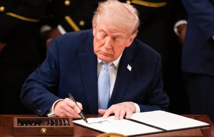 دولار يحمل توقيع ترامب.. سابقة في تاريخ أمريكا