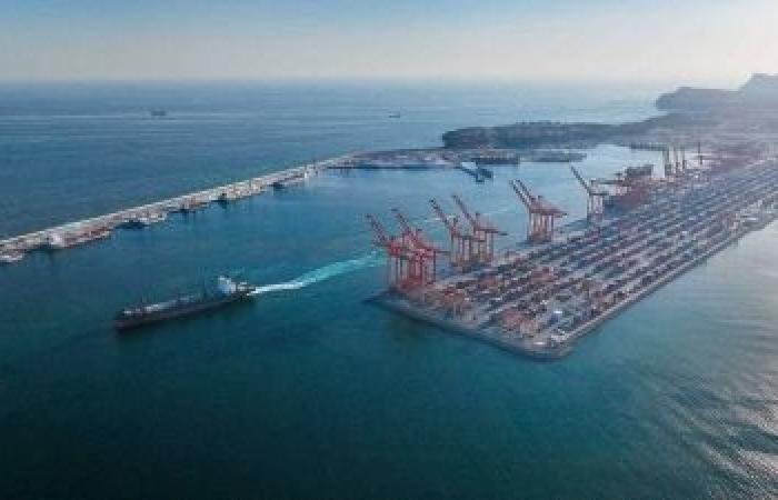 أخبار سلطنة عمان | إصابة شخص وتضرر رافعة جراء استهداف ميناء صلالة بطائرتين مُسيّرتين | عيون الجزيرة الاخبارية عمان