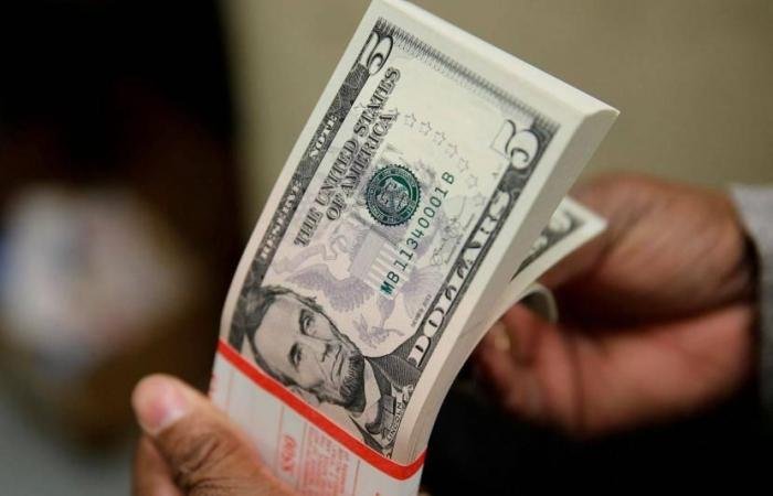 الحرب تعيد الدولار إلى عرشه مؤقتاً