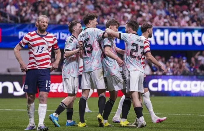 الرياضة الان | «العمى أصاب اللاعبين»..فوضى بين شوطي مباراة أمريكا وبلجيكا | عيون الجزيرة الرياضي