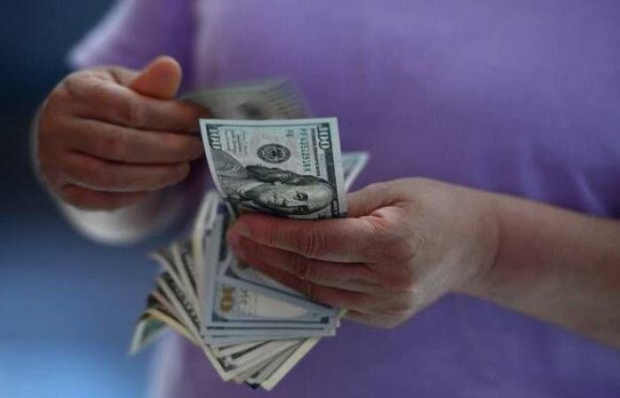 الدولار يتراجع طفيفًا ويتجه لأقوى مكاسب شهرية منذ يوليو
