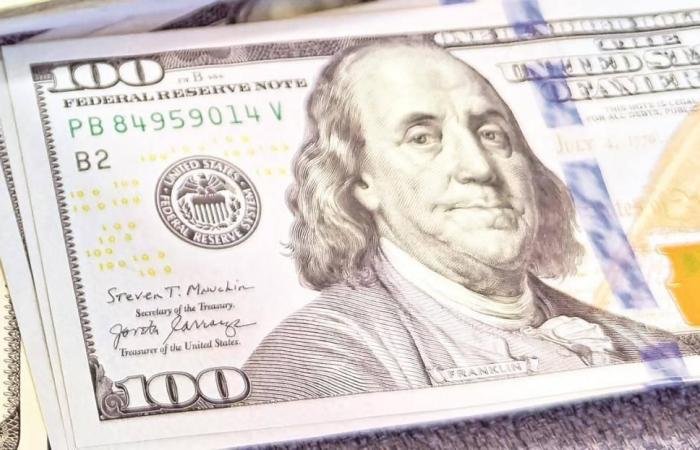 الدولار قرب أعلى مستوى في 10 أشهر