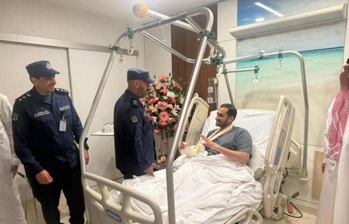 أخبار الكويت | رئيس قوة الإطفاء العام زار  أحد منتسبي القوة بعد تعرضه للإصابة أثناء أداء الواجب  | عيون الجزيرة الكويت