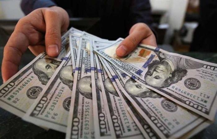 سعر الدولار في مصر يتجاوز 54.55 جنيه والسوق يترقب قرارات المركزي