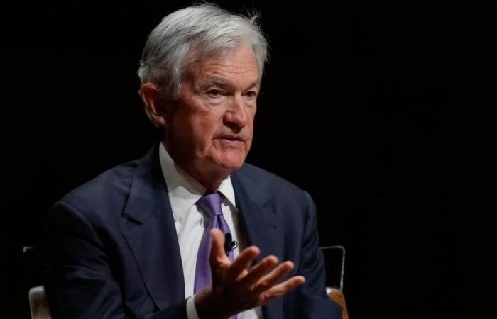 باول: التضخم يزداد ثباتاً.. وأثر التعريفات الجمركية حاضر